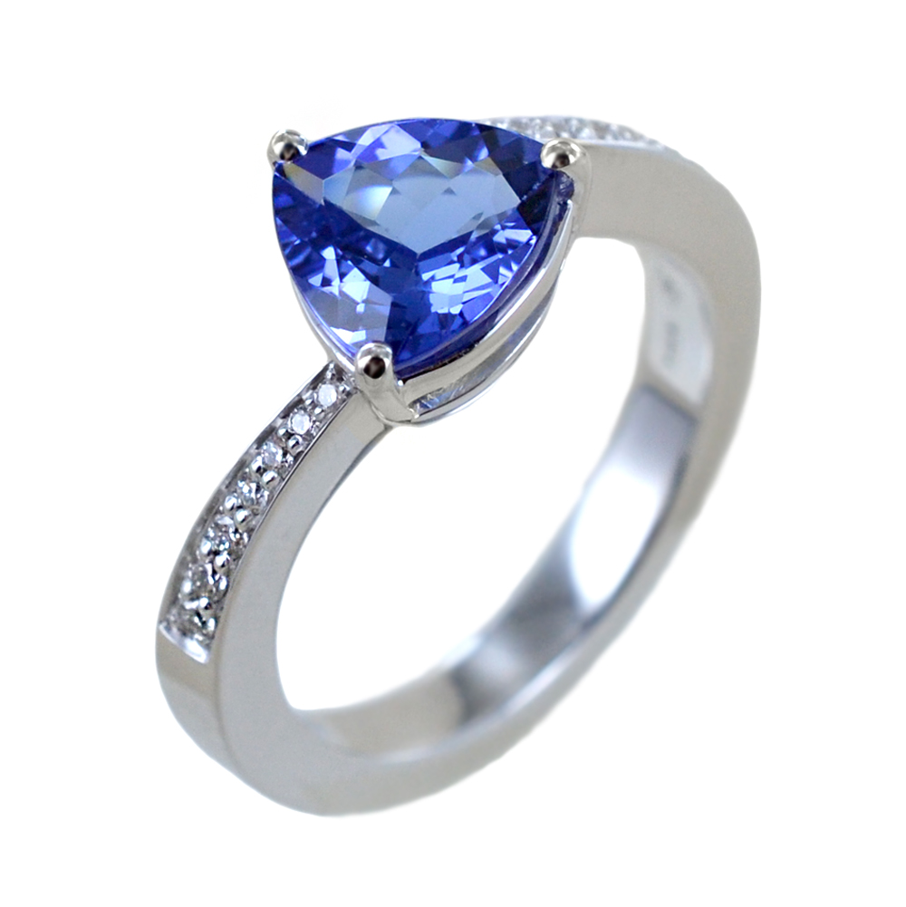 Anello con Tanzanite taglio Trillion e diamanti sul gambo